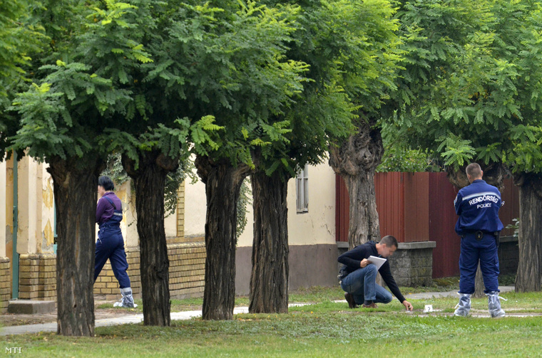 Rendőrök helyszíneltek a cibakházi plébánia előtt 2013 szeptemberében. A plébános gyilkosát hamarosan elkapták.