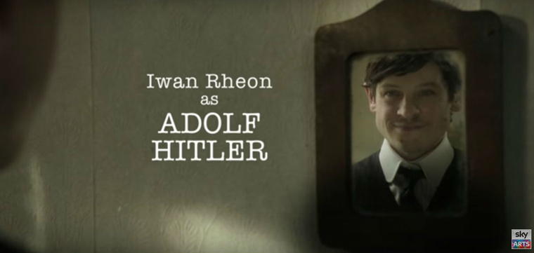 Iwan Rheon, mint Hitler.