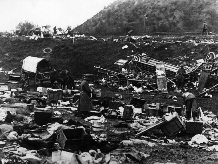 1917: német katonák a Szeretvásár-Bisztricai fronton szanaszét hagyott felszerelést vizsgálják a meghiúsult orosz-román támadások után