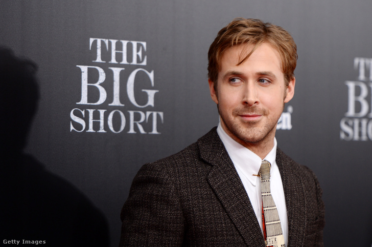 A nagy dobás című filmben is szereplő Goslingról viszont köztudott, hogy amellett, hogy sármos és vonzó férfi, iszonyatosan jó arc is egyben.