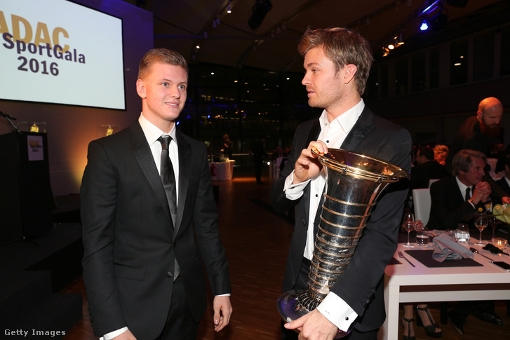 Mick Schumacher és Nico Rosberg egy díjátadón