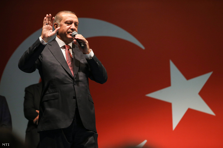 Recep Tayyip Erdogan török elnök beszél támogatóihoz isztambuli rezidenciája elõtt 2016. július 19-én hajnalban.