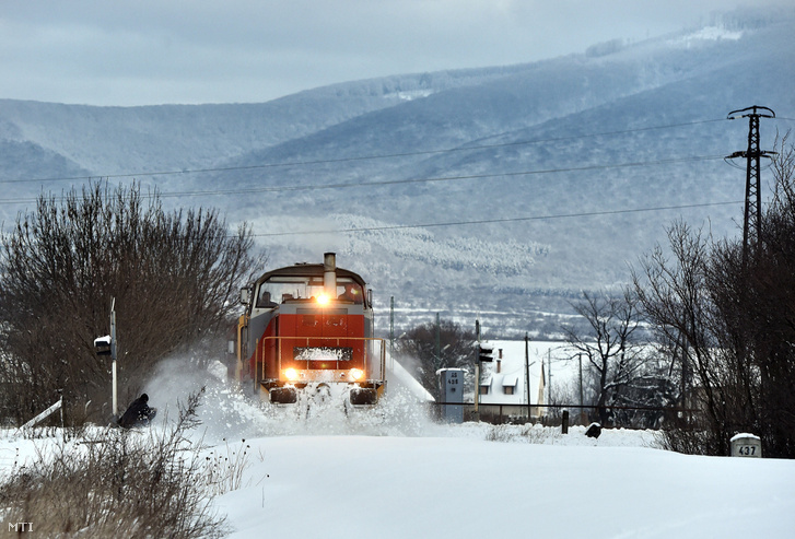 Egy M47-es mozdonnyal vontatott szerelvény töri a hóval fedett vasúti pályát a Szerencs-Hidasnémeti vasútvonalon Göncnél 2017. január 14-én.