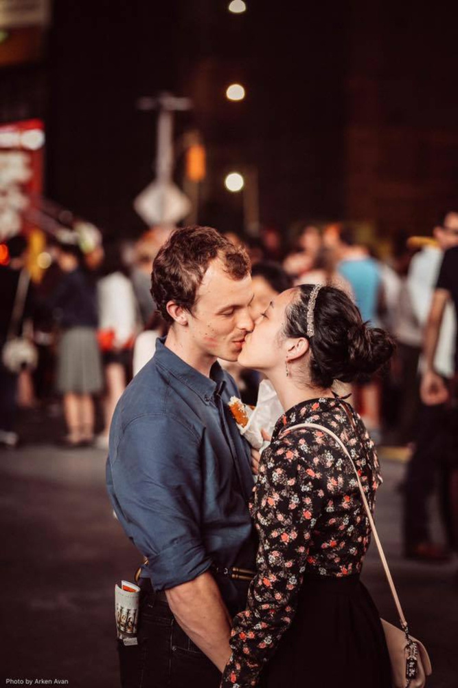 Beszámoltunk az amerikai Saya Tomioka szívszorító történetéről, aki 2015 nyarán a Time Square-en csókolózott szerelmével, amit egy arra járó fotós örökített meg