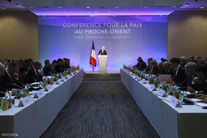Jean-Marc Ayrault francia külügyminiszter az izraeli-palesztin konfliktus megoldásának érdekében rendezett párizsi közel-keleti békekonferencia nyitó ülésén 2017. január 15-én.