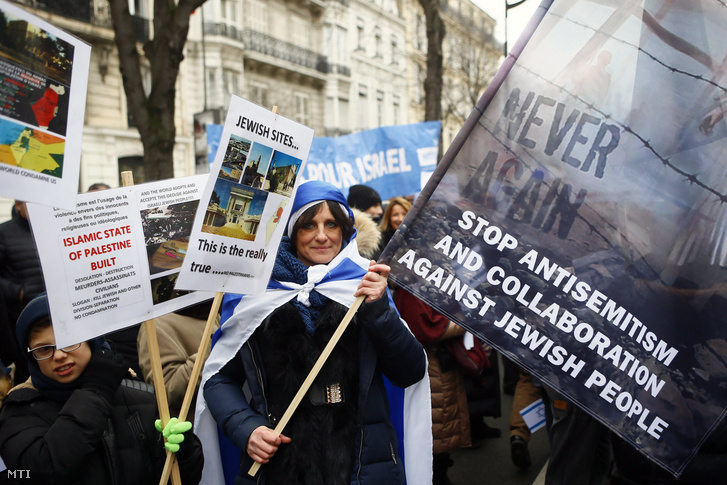 Izrael-barát tüntetők Izrael párizsi nagykövetsége előtt 2017. január 15-én