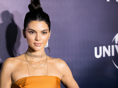 Áll a bál az interneten Kendall Jenner új reklámfilmje miatt
