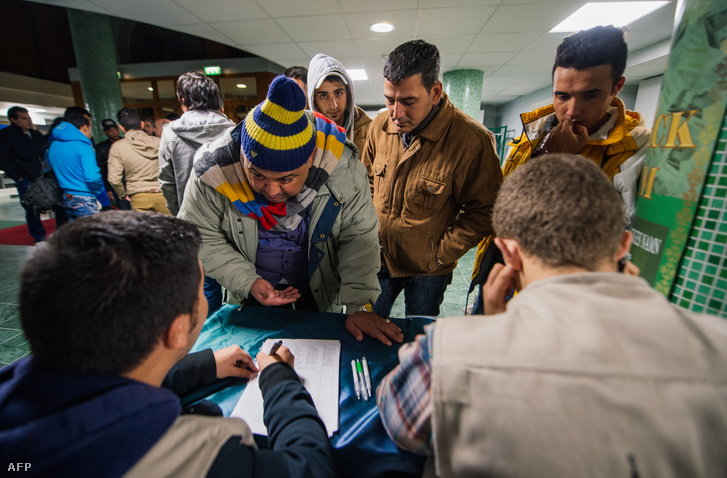 Menekültek regisztrálása egy stockholmi mecsetben, 2015. októberében.