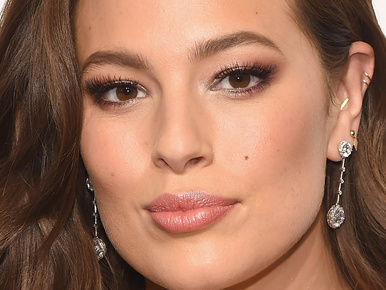 Nem csodáljuk, hogy Ashley Graham legújabb fotóitól felrobbant az internet