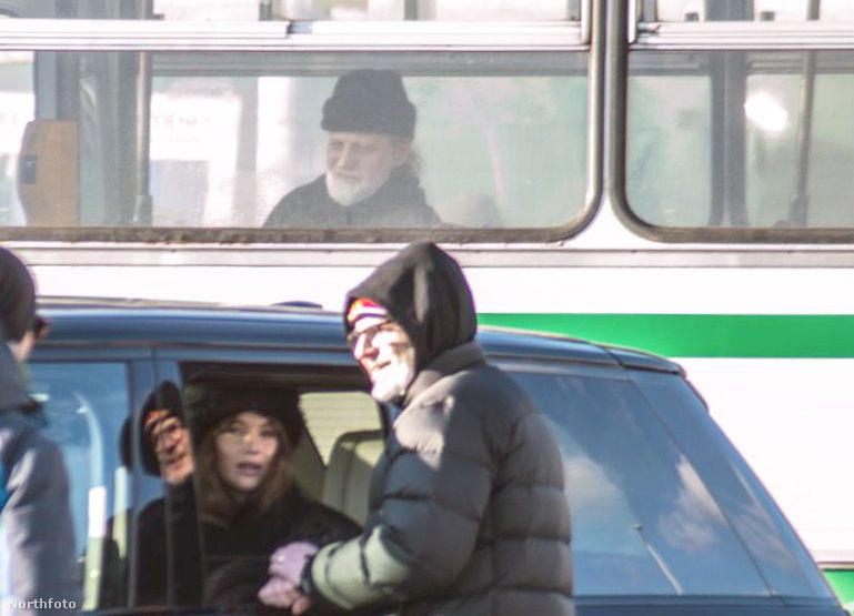 de először felhívnánk a figyelmet arra, hogy ennek a buszon utazó úrnak milyen menő közös képe lett a színésznővel.