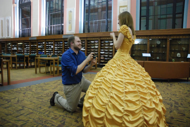 Azért Iowa állam könyvtárában volt a lánykérés, mert a filmben Belle imádja a könyveket, ezért a romantikus jelenet a filmben is részben könyvtárban játszódik.