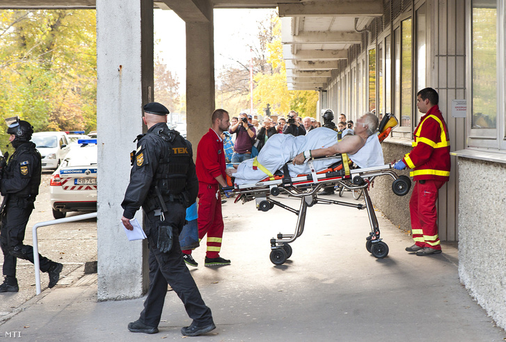 A bőnyi rendőrgyilkosság gyanúsítottját szállítják el a győri kórházból mentők és a Terrorelhárítási Központ (TEK) munkatársai 2016. október 27-én.