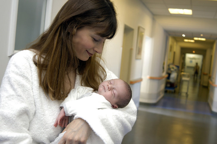 Édesanya és újszülött gyermeke egy párizsi kórház szülészeti osztályán