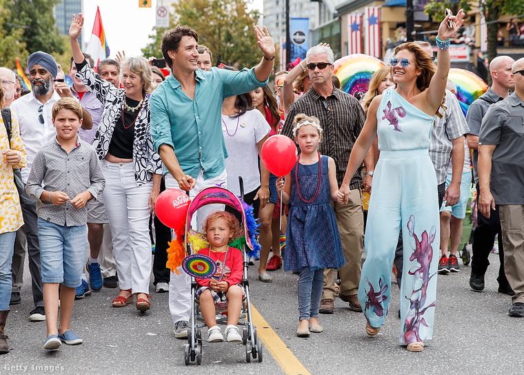 A kép jobb oldalán látható, amint fiával és családjával részt vesz a Vancouver Pride-on.
                        Ez csak egy aprócska részlet színes és jótékony életéből.