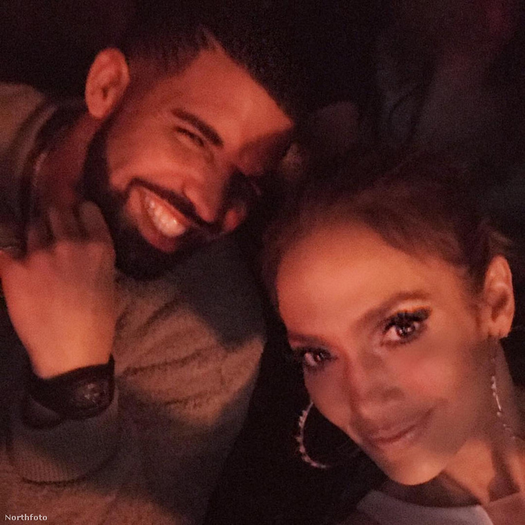 Bár még mindig nem erősítették meg hivatalosan, hogy J.Lo és Drake&nbsp;egy pár lennének, azért ezek a fotók nem arról tanúskodnak, hogy csak a közös zenélés miatt lennének együtt