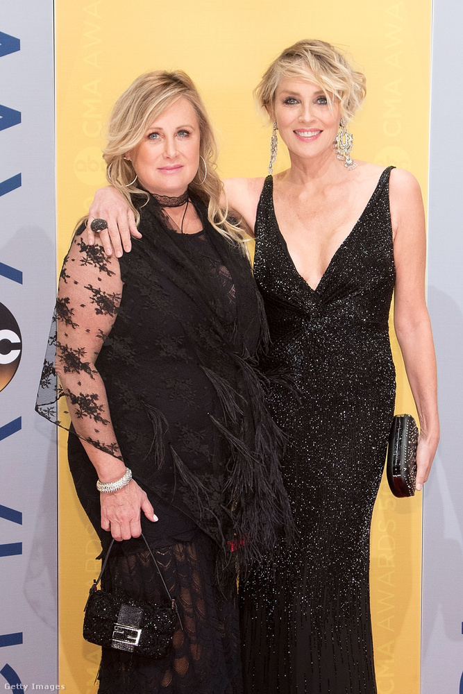 Sharon és húga tavaly novemberben például elment a CMA Awards gálájára, ahol mindenkinek leesett az álla a lassan az 59 éves színésznőtől
