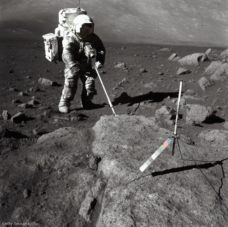 Az Apollo 17 egyik űrhajósa a Holdon, egy mintavételhez használt bottal