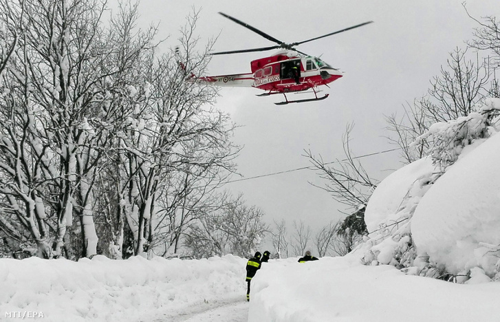 Az olasz hegyimentő szolgálat mentőhelikoptere útban a katasztrófa helyszínére