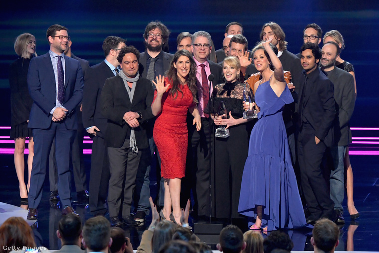 Az Agymenők, vagyis a The Big Bang Theory szintén nyert egy díjat, ezért áll az egész stáb a színpadon...