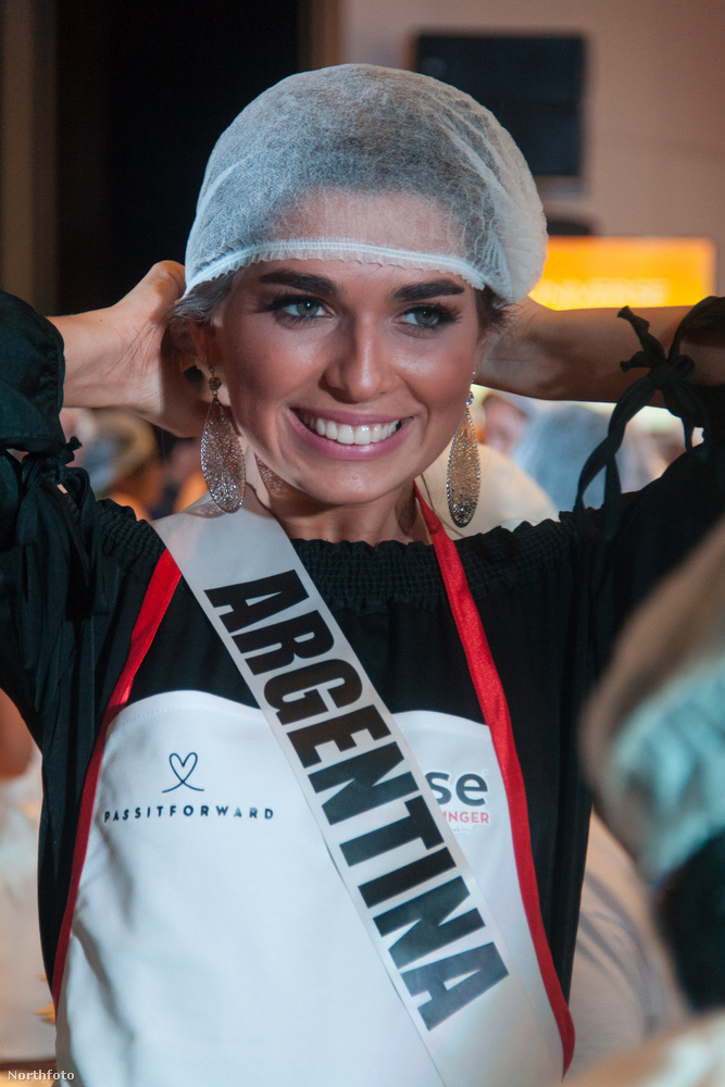 Miss Argentina megmutatja a hajháló használatának szakszerű módját.