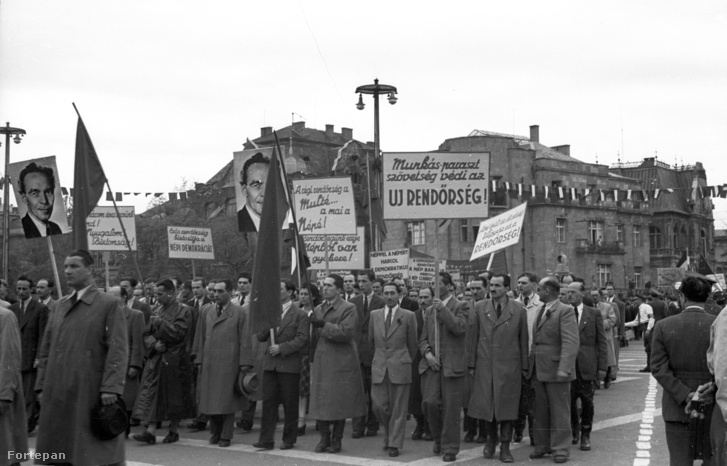 Hősök tere, háttérben a Dózsa György út - Andrássy út sarok, május 1-i ünnepség. (1947.)