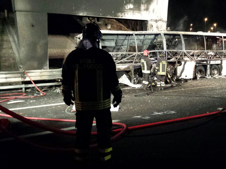 Tűzoltók az olaszországi buszbaleset helyszínén.