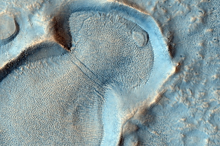 Deformálódott kráterek az Utopia-síkságnak keresztelt vidéken. A kráterek peremei egyáltalán nem a megszokott kör alakot követik, sokkal inkább elliptikusak vagy szögletesek. Hogy pontosan milyen folyamatok vezettek ezek kialakulásához, egyelőre még rejtély
