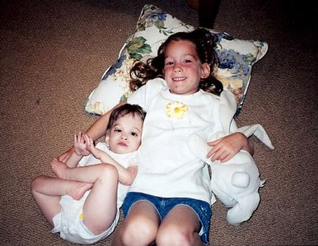 Balra Brooke 8, jobbra húga, Carly 5 éves korában