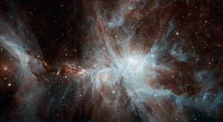Roppant fiatal, ködösségbe ágyazott csillagok a Spitzer felvételén (NASA)