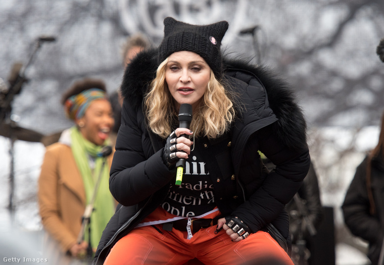 A show-t garantáltan Madonna vitte el, aki szexuális aktusra is felszólította az új elnököt, na persze most nem magát ajánlgatta, mint anno a Clinton szavazóknak.