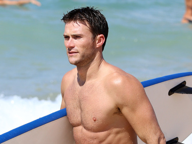 Csak annyit mondunk: Scott Eastwood félmeztelenül!