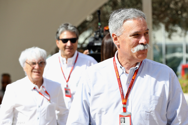 Az előtérben az új F1-főnök Chase Carey, mögötte Ecclestone