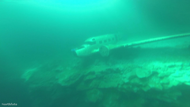 A repülőgép roncsa 65 méter mélyen van a víz alatt, és végre sikerül megközelíteni