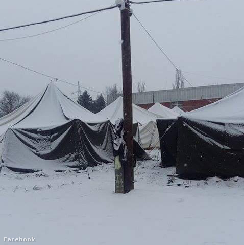 A tábor behavazott sátrai január 9-én