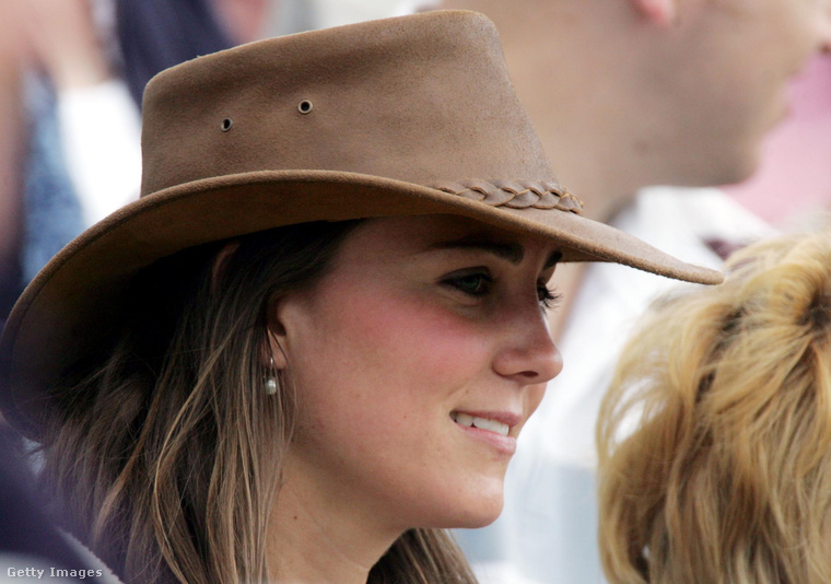 A 2005-ös Gatcombe Parkban tartott fesztiválon még az is belefért, hogy egy stílusos kalapot felvegyen Katalin - ezt most már nem nagyon tehetné meg