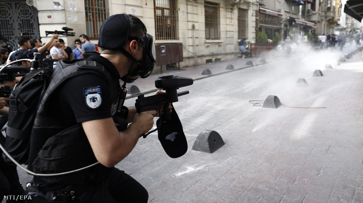 Gumilövedékkel és könnygázzal oszlatnak fel egy melegfelvonulást török rohamrendőrök Isztambulban