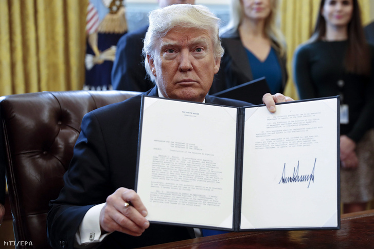 Donald Trump, amerikai elnök, a Keystone XL és a Dakota Access olajvezeték építését engedélyező rendelet aláírásakor