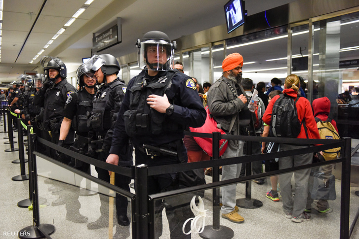 Rohamrendőrök a San Francisco-i repülőtéren - Trump szerint minden "prímán működik"