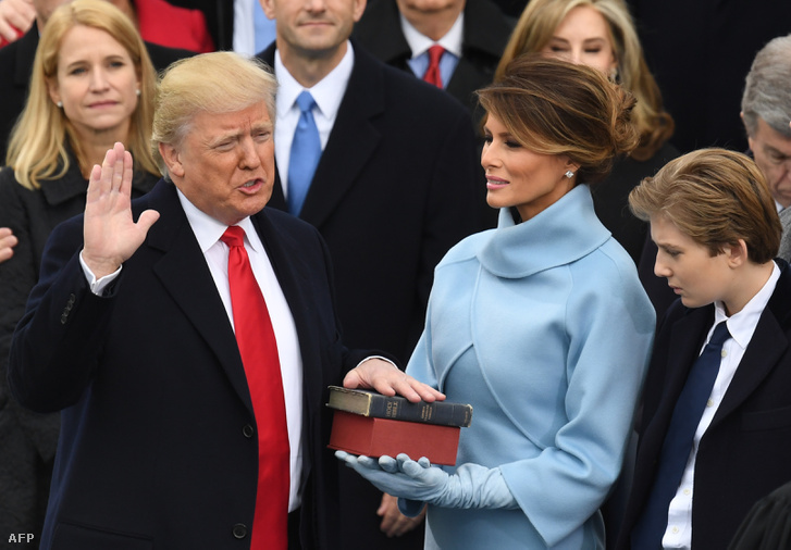 John Roberts bíró esketi fel Trumpot elnöknek, a Bibliákat Melania Trump tartja 2017. január 20-án