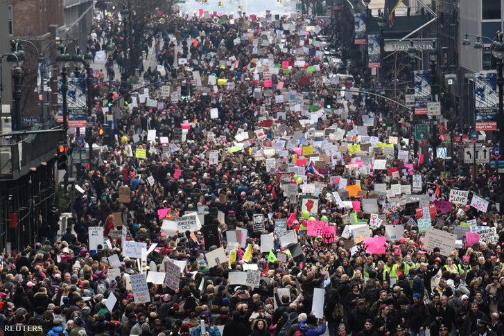 Trump-ellenes nőjogi felvonulás New Yorkban