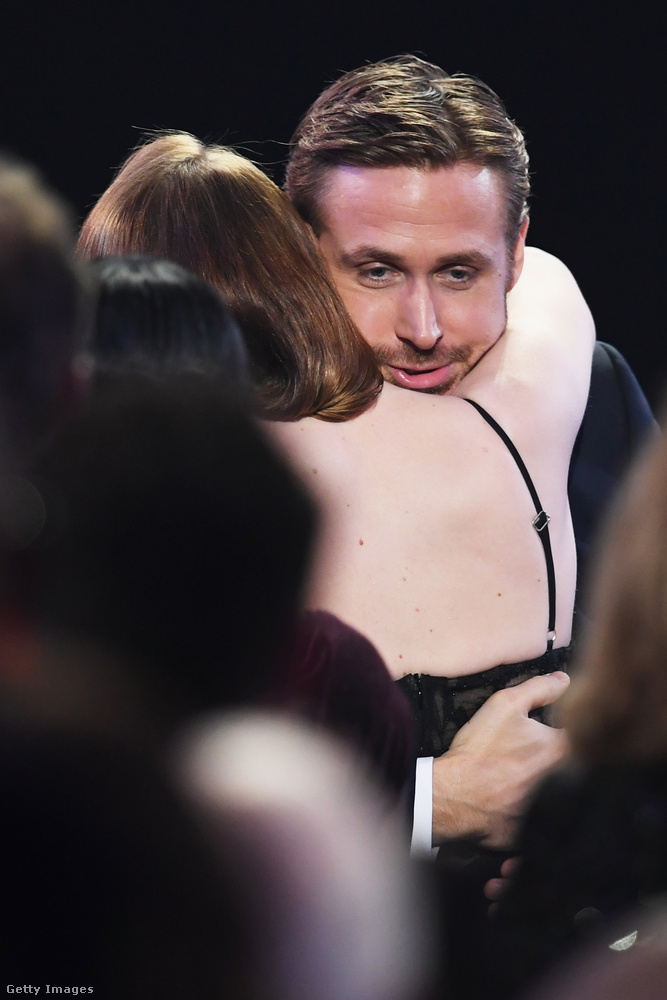 Itt például Emma Stone-nal ölelkeznek, aki Gosling partnere a Kaliforniai álomban