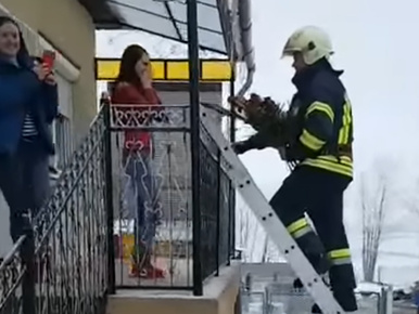 Nem égett a háza, csak a kezét kérték meg