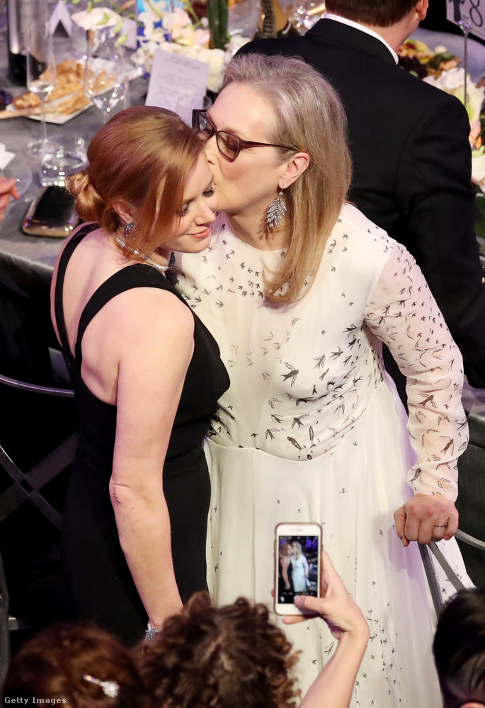 De a  búcsúcsókot nem ők adják egymásnak, hanem Meryl Streep Amy Adamsnek