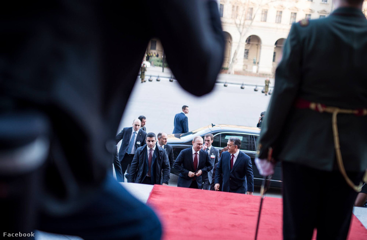 Vlagyimir Putyint fogadja Orbán Viktor az Országház épülete előtt 2015. február 17-én