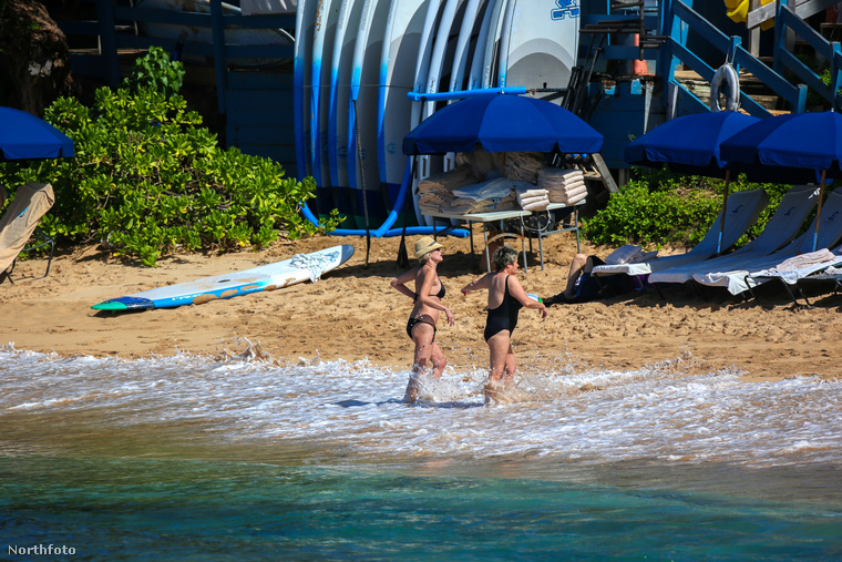 A hűs tengerben való futkározás kiváló szórakozásnak bizonyul a Hawaii-i tengerparton