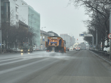 Napi négyezer forintért Ön is lapátolhat havat a fővárosban