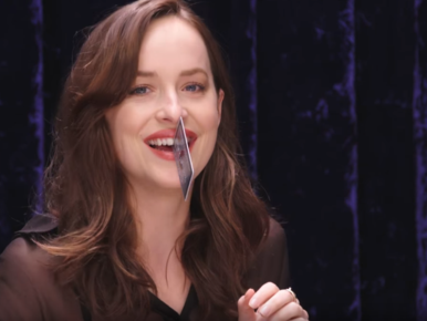 Jesszus! Miket dugdos Dakota Johnson a foga közötti résbe?!