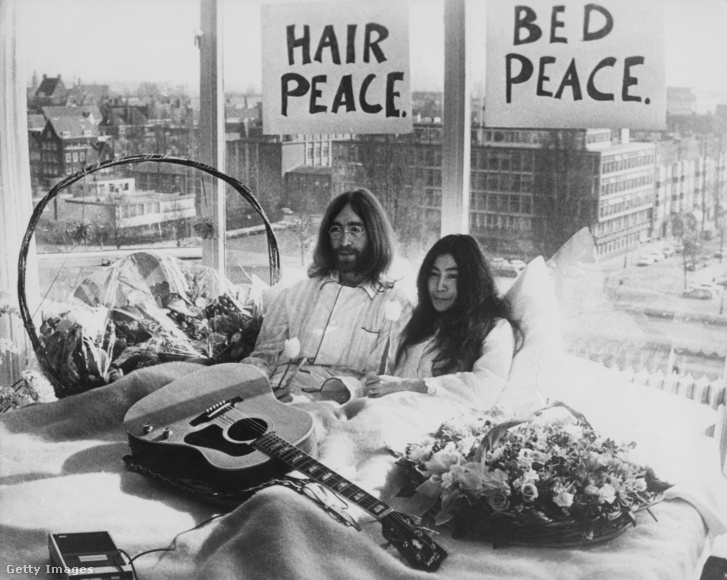 John Lennon és Yoko Ono hét napig ágyban tüntettek a háború és erőszak ellen, 1969-ben, az amszterdami Hilton Hotelben
