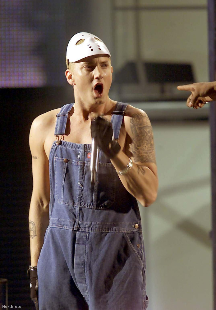 Eminem
                        Hasonlóan járt rapper is, akiről volt felesége nemcsak az árulta el, hogy kis péniszű, de azt is, viagra nélkül nem érdemes vele ágyba bújni.