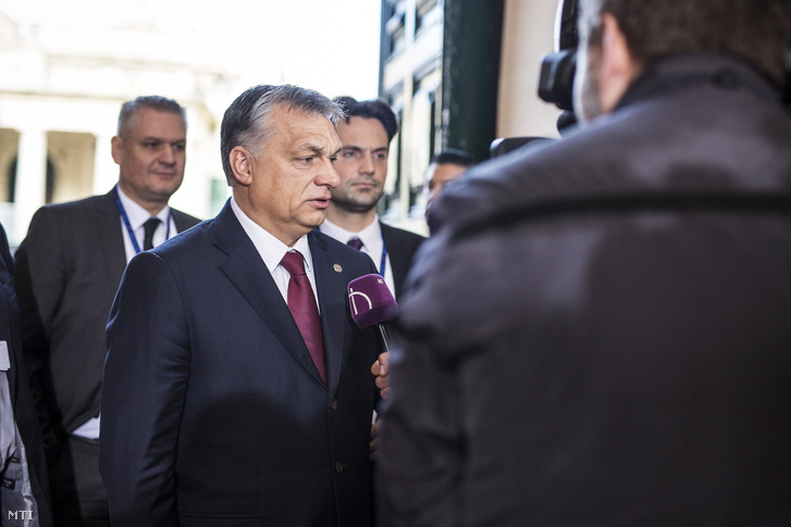 Az Európai Unió máltai nem hivatalos csúcsértekezletére érkező Orbán Viktor a közmédia stábjának nyilatkozik.